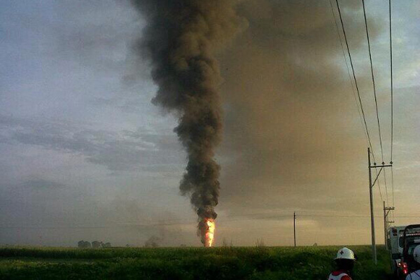La madrugada de este domingo se registró una explosión en un oleoducto de Pemex en México. (Foto: @ChilangoReport)