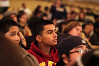 La demanda presentada alega que las metas educativas en el estado establece metas menos ambiciosas para estudiantes latinos y afroamericanos. (Foto: HispanTV)
