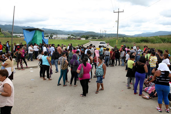 Luego de la militarización se suspendieron las visitas de los familiares, por lo que se agruparon afuera de la prisión. (Foto: La Prensa.hn)