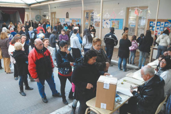 Los argentinos acuden masivamente a las urnas pese a las bajas temperaturas. (Foto: TiempoArgentino)