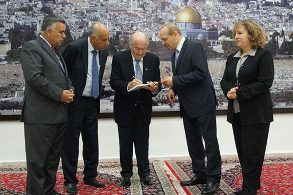 Joseph Blatter visitó los territorios ocupados a principios de julio (Foto: Archivo)