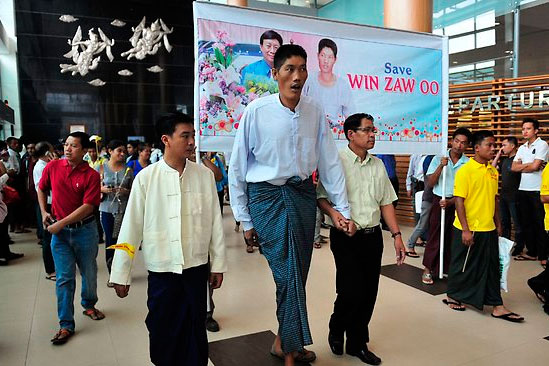 El hombre más alto del mundo recibirá tratamiento médico en Singapur con el fin de detener el anormal crecimiento. (Foto: Archivo)
