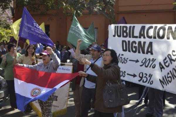 Docentes paraguayos afirman que no habrá paz en el magisterio si Gobierno hace descuentos al salario. (Foto: ABC Color)