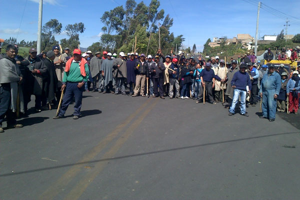 Miles de campesinos continúan apostados en las rutas del departamento de Nariño. (foto: vía @MiltonteleSUR)
