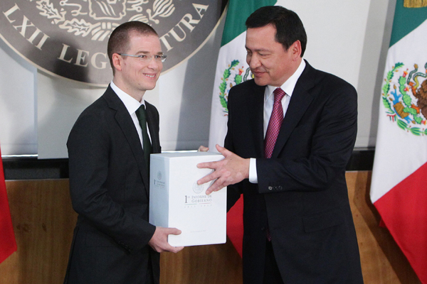El secretario de Gobierno entregó el informe al presidente del Congreso mexicano. (foto: EFE)