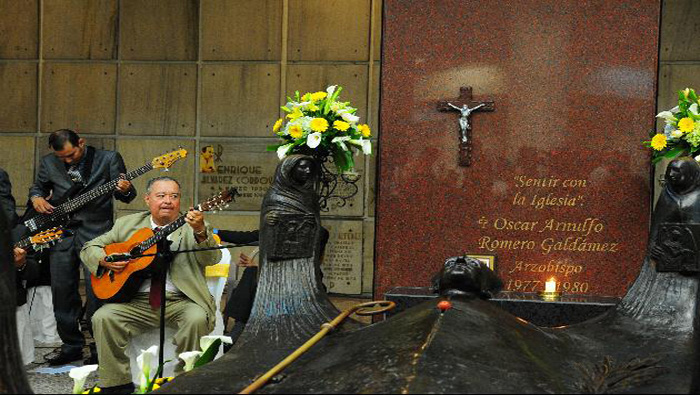 Decenas de fieles visitan la tumba de Romero todos los días (elsalvador.com)