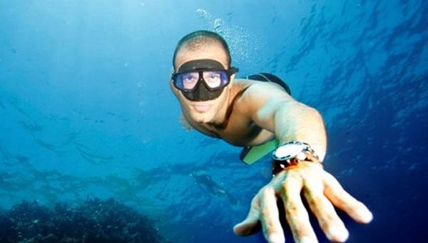 Mayor distancia buceando sin respirar, lograda por el atleta venezolano, Carlos Coste, recorrió 150 metros bajo el agua, sosteniendo la respiración durante 2 minutos y 32 segundos. (Foto: Récord Guinness)
