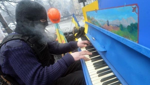 En el concierto participó además del pianista que estaba encapuchado, la cantante Rouslana y músicos jóvenes. (Foto: AFP)