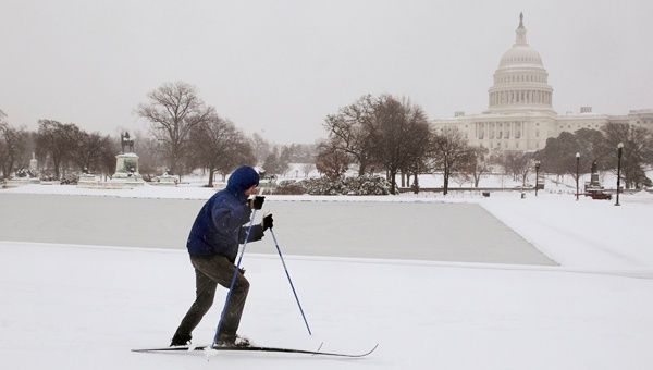 La nieve caída fue tanta (60 centímetros en algunas localidades) que los norteamericanos sacaron sus esquíes a la calle. (Foto: Reuters)