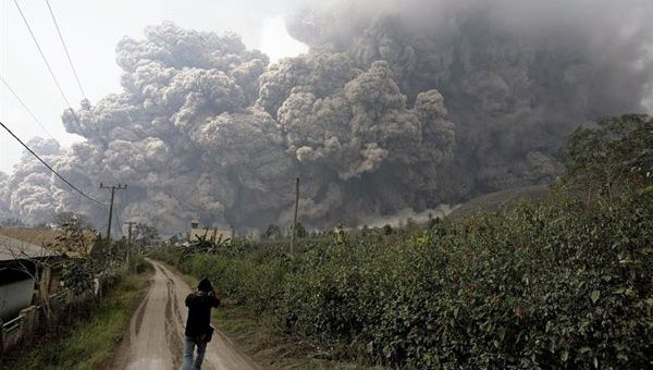 La explosión dejó al pueblo de Sukameriah sumergido bajo una capa gruesa de cenizas volcánicas. (Foto: EFE)