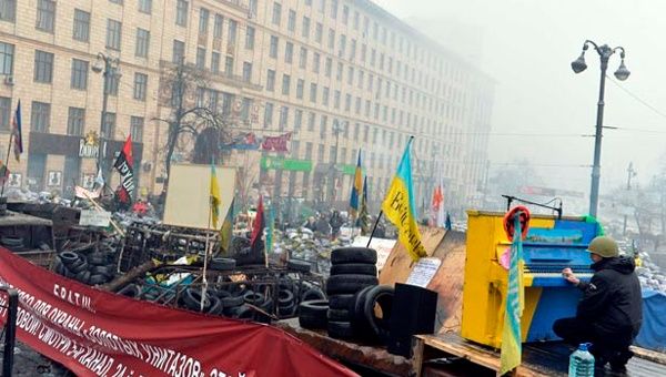 El piano estuvo pintado de los colores de la bandera de Ucrania y fue colocado en una de las barricadas erigidas con carros policiales calcinados. (Foto: AFP)