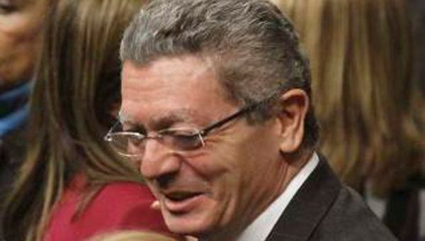 El ministro de Justicia, Alberto Ruiz-Gallardón, promotor del proyecto de ley, salió sonriente del Congreso tras conocer la votación (Foto:EFE)