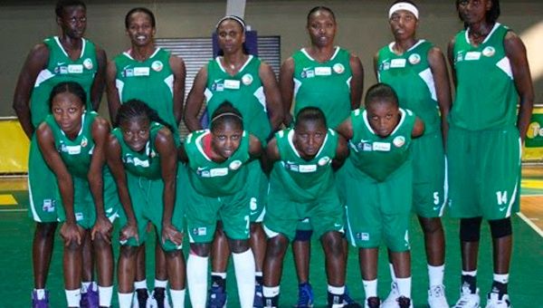 Chicas y chicos de Senegal juegan baloncesto para lograr becas educativas