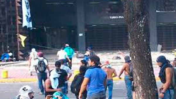 Grupos violentos generaron actos vandálicos en el país y atacaron a tiros la sede de la Fiscalía venezolana. (Foto: Archivo)