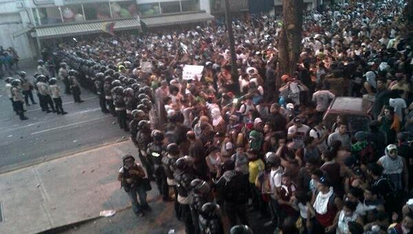 Los manifestantes enfrentaron a efectivos policiales en Las Mercedes al este de Caracas. (Foto: Twitter)
