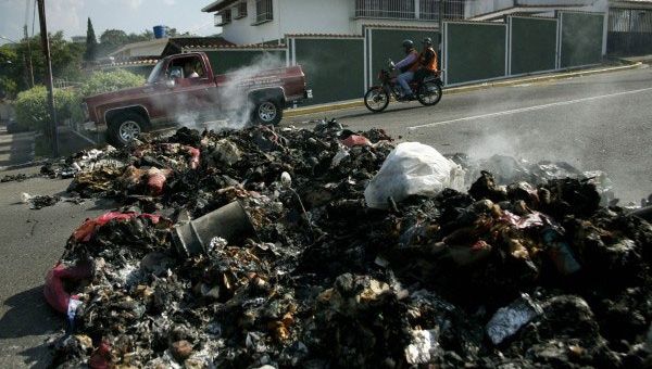 El gobernador del estado Táchira (occidente de Venezuela ), José Gregorio Vielma Mora, aseguró que el estado que el preside está retrepo de contaminación visual y ambiental por hechos vandálicos. (Foto: La Razón).