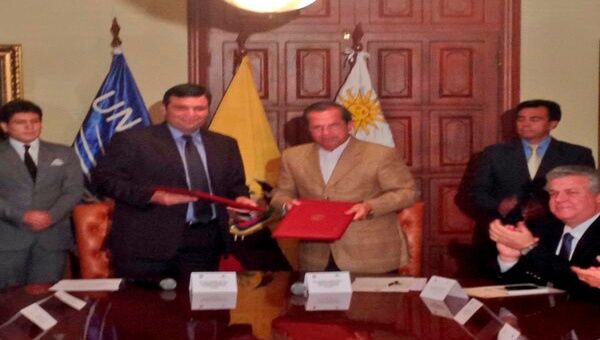 El canciller ecuatoriano recibió instrumento de protocolo al tratado constitutivo de Unasur sobre compromiso de la democracia. (Foto: teleSUR)