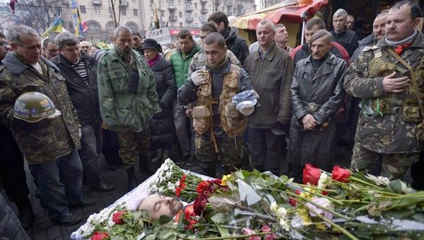 Los enfrentamientos en Ucrania dejaron centenares de muertos, que fueron velados y homenajeados en las calles de la capital. (Foto: EFE)