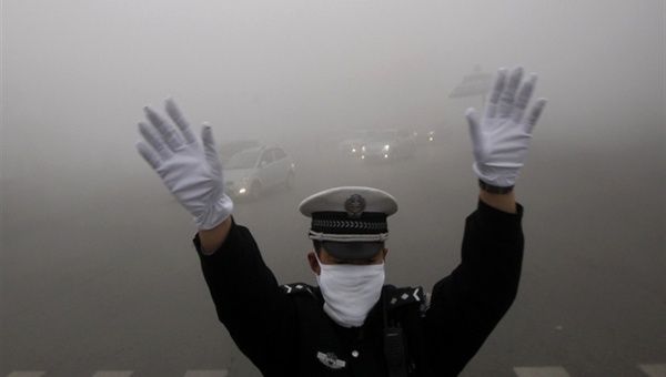 Un policía de tránsito señala a los conductores durante la emergencia de smog en la provincia de Harbin en octubre de 2013. (Foto: Archivo)