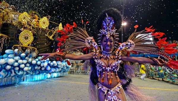 Siempre deslumbrante la celebración carnavalesca en Brasil. Esta foto es de Sao Paulo. (Foto: AFP)