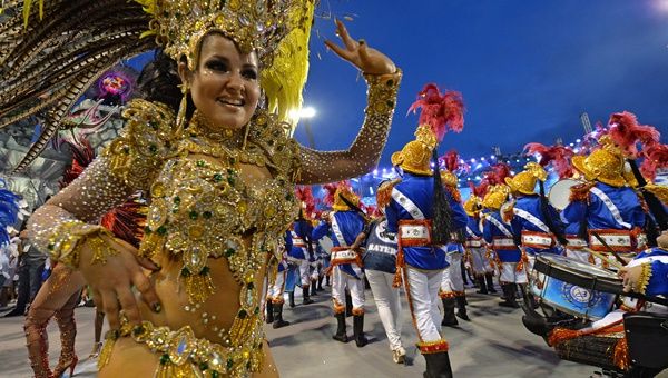 Brasil como siempre no se quedó atrás con sus tradicionales desfiles de garotas, comparsas y reinas en Rio de Janeiro. (Foto: AFP)