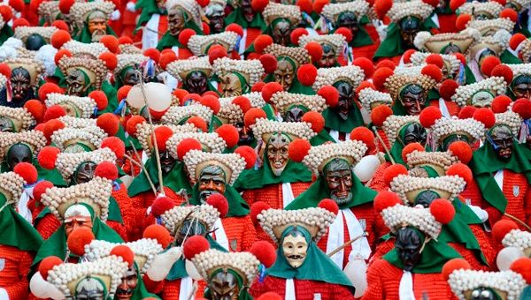 En Alemania, demonios aterradores, brujas atemorizantes y pícaros bufones alegran El Carnaval en el suroeste de Alemania. (Foto: AFP)