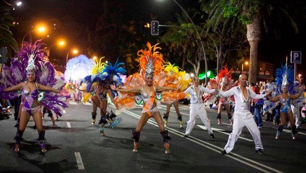 Bailes, música, color, sabor y cultura fueron inspiración para los carnavales en España. (Foto: AFP)