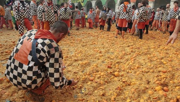 Con la guerra de las naranjas celebraron en la ciudad norteña italiana de Ivrea. (Foto: Reuters)