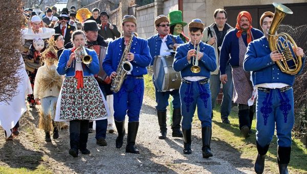 Personas disfrazadas celebraron el carnaval tradicional llamado “Fašank” en Komna, 100 km al sureste de Brno cerca de la frontera con Eslovaquia. (Foto: AFP)