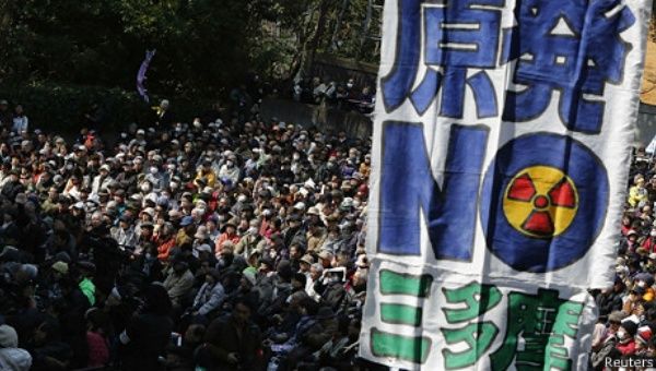 Los protestantes rechazan las intenciones del primer ministro japonés, Shinzo Abe, de reactivar la central nuclear de Fukushima, paralizada desde 2011 por el terremoto y posterior tsunami que devastó al archipiélago (Foto: Reuters)