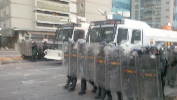 Efectivos de la Guardia Nacional Bolivariana tuvieron que intervenir para controlar a los grupos violentos en la zona de Altamira (Foto: @AngelteleSUR) 