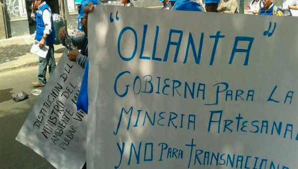 Los manifestantes se dirigieron al Congreso con carteles en el que se podía leer "Ollanta gobierna para la minería artesanal y no para las transnacionales". (Foto: peru.21)