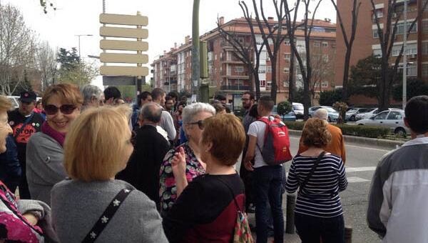 Los vecinos de Torrejón de Ardoz esperaron a los caminantes. (Foto: @HsalasteleSUR)