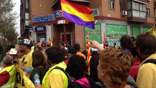 Caminantes señalan un banco y cantan: "Esos de ahí enfrente desahucian a la gente". (Foto: @HsalasteleSUR)