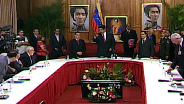 Miembros del gabinete del presidente Nicolás Maduro y de la oposición ya están en el Palacio de Miraflores para el diálogo por la paz (Foto: teleSUR) 