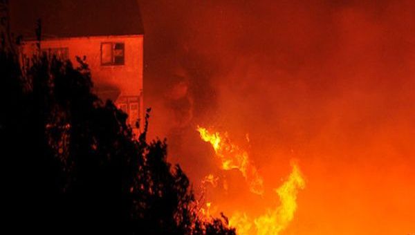 El devastador incendio destruyó más de 200 viviendas, aunque no se tiene un reporte preciso. (Foto: La Tercera)