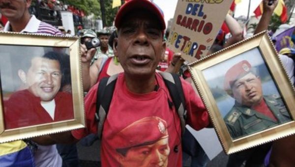 Expresiones de amor por el fallecido líder venezolano caracterizaron la concentración en el palacio de gobierno (Foto: AVN)