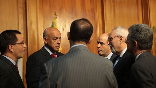 Vicepresidente (izq) y Alcalde de Caracas (centro) integran Comisión de Enlace para el diálogo (Foto: AVN)