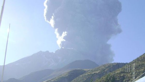 Este miércoles el volcán tuvo cuatro explosiones y lanzó cenizas que llegarón a mil 400 mteros de altura (Foto:Archivo)