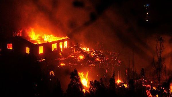 El pasado 12 de abril el incendio en Valparaíso arrojó un saldo de dos mil 900 viviendas y al menos 12 mil 500 personas damnificadas (Foto:La Tercera)