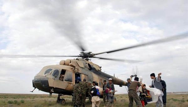 Dos helicópteros del Ejército Nacional Afgano ya estaban ofreciendo transporte aéreo de personas atrapadas por las inundaciones. (Foto: EFE)