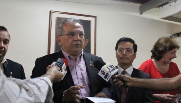 El parlamentario venezolano, Rodrigo Cabezas aplaudió el intercambio de experiencia entre el Psuv y el  Partido Comunista de Vietnam. (Foto: Prensa Psuv).