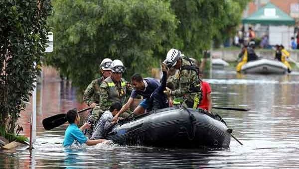 Por las fuertes lluvias las autoridades de Protección Civil se mantienen desplegados en las zonas más afectadas de Colombia. (Foto: EFE).