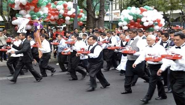 Los 337 camareros que impusieron la nueva marca recorrieron unos 880 metros de la avenidad Paseo de la Reforma, ubicada en la capital mexicana (Foto: diariocambio)