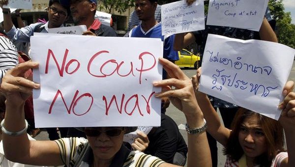 Ciudadanos tailandeses rechazan la ejecución del golpe de Estado militar (Foto: EFE)