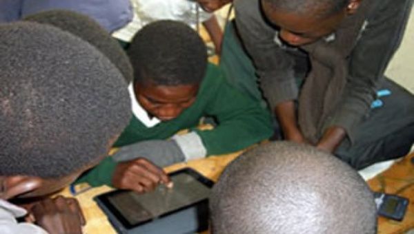 Una reconocida marca de teléfonos celulares y tabletas, estaría en negociaciones con el gobierno de Zimbabwe para poder distribuir en las escuelas de todo el territorio.
(Foto: lv7.com.ar) 