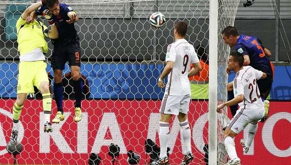 De Vrij aprovechó una mala salida de Casillas y el marcaje erróneo de España para aumentar el marcador en favor de Holanda (Foto: Reuters)