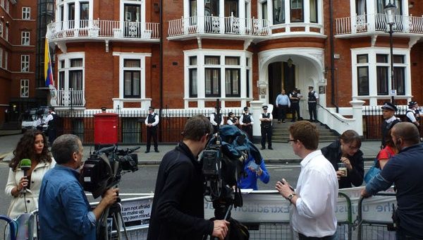 Periodistas y reporteros aguardan constantemente algún pronunciamiento de Assange (Foto: EFE)
