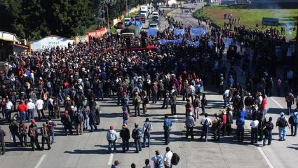 La manifestación se unió a la marcha del sector salud (Foto:PrensaLibre.gt)