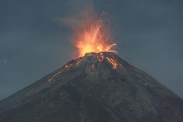 El volcán de fuego se eleva a tres mil 763 metros sobre el nivel del mar, sus erupciones son habitualmente violentas y es considerado uno de los más impresionantes de Centroamérica. (Foto: Archivo)
